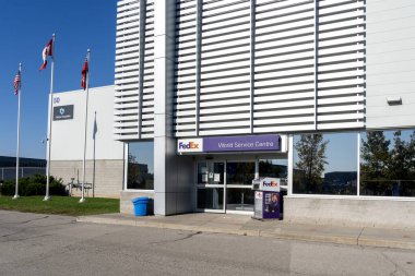 Cambridge, On, Kanada - 17 Ekim 2020: FedEx Dünya Hizmet Merkezi binası Cambridge, Ontario, Kanada 'da görüldü. FedEx Corporation bir Amerikan dağıtım şirketi..