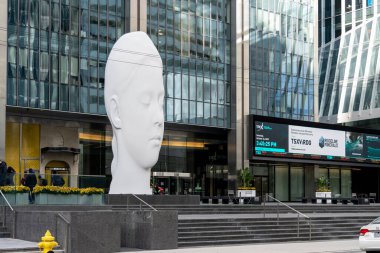 Toronto, Kanada - 24 Ekim 2020: İspanyol heykeltıraş Jaume Plensa tarafından hayal edilen heykel Toronto, Kanada şehir merkezindeki Richmond-Adelaide Merkezi 'nin dışında görüldü.