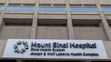 Toronto, Kanada - 16 Mayıs 2020: Toronto girişinin üstündeki Mount Sinai Hastanesi tabelası. Mount Sinai, Sina Sağlık Sistemi 'nin ana hastanesidir..