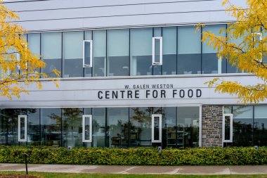 Oshawa, Ontario, Kanada - 26 Eylül 2020: Oshawa Belediye Binası Oshawa, Ontario, Kanada 'da 26 Eylül 2020 tarihinde gösterilmiştir..