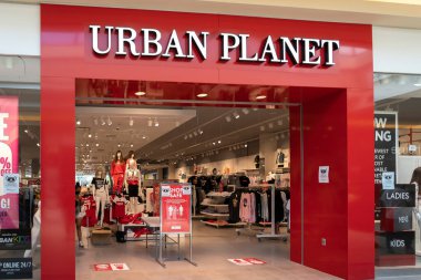 Guelph, Ontario, Kanada - 28 Haziran 2020: Binadaki Urban Planet mağaza tabelasını kapatın. Urban Planet Inc., Kanadalı giyim şirketi..