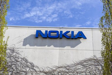 Markham, Ontario, Kanada - 22 Mayıs 2020: Markham 'daki binada Nokia işareti; Nokia Fin telekomünikasyon, bilgi teknolojisi ve tüketici elektroniği şirketidir..