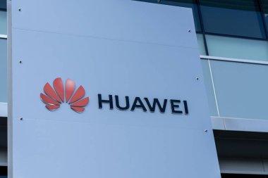 Kitchener Waterloo, On, Kanada - 17 Ekim 2020: Huawei şirketi tabelası Kanada 'nın Ontario kentindeki Kitchener Waterloo' da görüldü. Huawei Teknolojileri bir Çin şirketi.. 