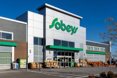 Waterloo, On, Kanada - 17 Ekim 2020: Waterloo, On, Kanada 'da bir Sobeys süpermarketi gösterildi. Sobeys Inc., Kanadalı bir gıda perakendecisi..