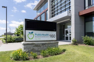 Guelph, Ontario, Kanada - 28 Haziran 2020: Wellington-Dufferin-Guelph Halk Sağlığı Girişi, Guelph, Ontario, Kanada