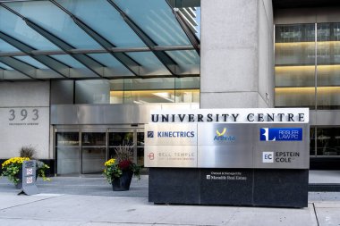 13 Ekim 2020 'de Kanada' nın Toronto kentindeki Üniversite Merkezi 'nin dışında şirket tabelaları olan bir rehber levhası görüldü. Üniversite Merkezi A sınıfı bir ofis kompleksidir..