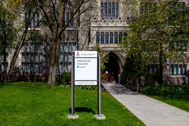 Toronto, Kanada - 16 Mayıs 2020: Emmanuel Koleji tabelası Toronto 'da görüldü. Kanada mı? Emmanuel College, Toronto Üniversitesi 'nde Victoria Üniversitesi' nin teoloji koleji..