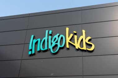 Richmond Hill, On, Kanada - 16 Eylül 2020: Richmond Hill, On, Kanada 'da Indigo Kids mağaza tabelası görüldü. Indigo Books & Music Inc. Kanada 'da bir kitapçı zinciri..