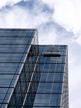 Toronto, Kanada - 29 Eylül 2020: Unilever Canada tabelası Toronto 'daki genel merkez binasında görüldü; Unilever Canada üretim, tedarik ve pazarlama gıda, ev ve kişisel bakım ürünleri üretiyor.