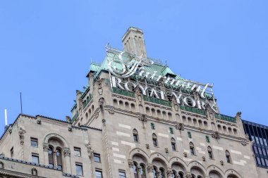 Toronto, Kanada - 16 Mayıs 2020: Toronto, Kanada 'da Royal York Oteli tabelası. Royal York Hotel, Toronto 'da 1929' da resmen açılan tarihi bir lüks oteldir..