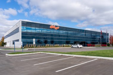 Mississauga, On, Kanada - 24 Ekim 2020: Mississauga, On, Kanada 'daki binada Kellog' un tabelasını kapatın. Kellogg 's, çok uluslu bir gıda üretim şirketidir..