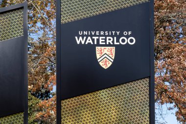 Waterloo, On, Kanada - 17 Ekim 2020: Waterloo Üniversitesi, UW, pilon işareti 17 Ekim 2020 tarihinde Kanada 'nın Waterloo kentindeki ana kampüs girişinde görüldü. UW Kanada 'da bir devlet üniversitesidir..