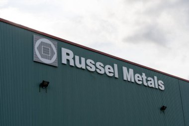 Cambridge, Ontario, Kanada - 27 Eylül 2020: Russel Metal binası Cambridge, Ontario, Kanada 'da görüldü. Russel Metals Inc., Kanada merkezli bir kamu metali dağıtım ve işleme şirketidir.