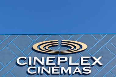 Markham, Ontario, Kanada - 20 Mayıs 2020: Cineplex Cinemas imzalı bina üzerinde metin alanı ile. Cineplex Cinemas, Cineplex Entertainment tarafından işletilen bir Kanada sinema salonudur..