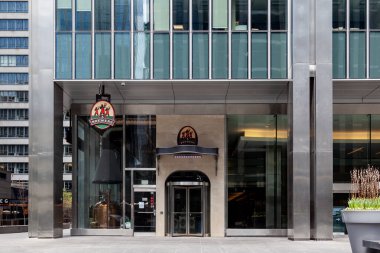 Toronto, Kanada - 16 Mayıs 2020: Toronto 'da 3 Brewers restoranı. 3 Brewers restorandır ve özel bira servisi yapan bir fabrikadır..