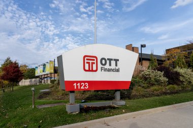 Toronto, Kanada - 23 Ekim 2020: OTT Finans tabelası Toronto, Kanada 'daki ana ofiste görülüyor. OTT Financial 'ın Kanada finans sektöründe birden fazla iş hattı vardır.. 