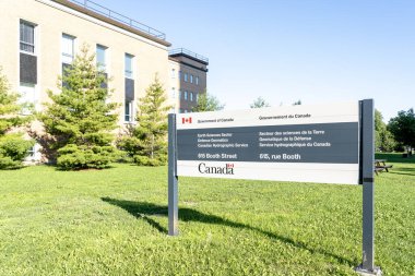 Ottawa, Ontario, Kanada - 7 Ağustos 2020: Kanada Hükümeti binasının dışında çeşitli bölüm ve şubelere ev sahipliği yapan Booth Street Ottawa, Ontario, Kanada.