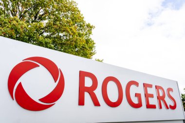 Scarborough, Toronto, Kanada - 29 Ağustos 2020: Rogers tabelası 29 Ağustos 2020 tarihinde Scarborough, Toronto, Kanada 'da görüldü. Rogers Communications Inc., Kanadalı iletişim ve medya şirketi.