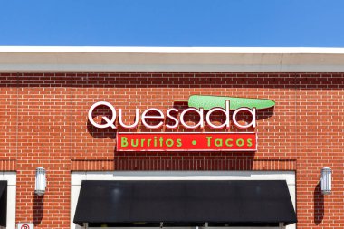 Vaughan, Ontario, Kanada - 23 Mayıs 2020: Quesada Burritos & Tacos restoran tabelası girişin üzerinde; Quesada Kanada 'ya ait bir Meksika restoran zinciri..