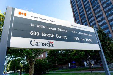 Ottawa, Ontario, Kanada - 7 Ağustos 2020: Ottawa, Ontario, Kanada Booth Caddesi 'ndeki Sir William Logan İnşaat Doğal Kaynakları için binanın dışında bir tabela görüldü..