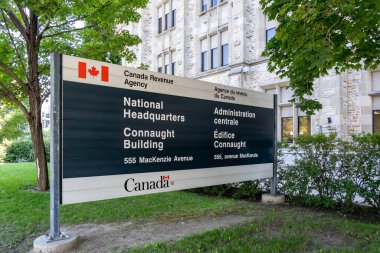 Ottawa, Ontario, Kanada - 8 Ağustos 2020: Ottawa 'daki Kanada Vergi Dairesi Ulusal Merkezi. Kanada Gelir Dairesi, Kanada Hükümeti 'nin gelir servisidir..