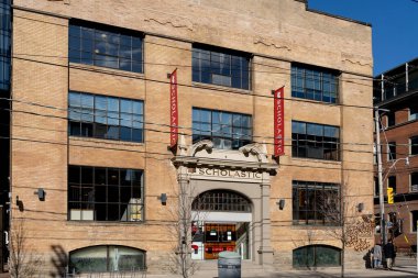 Toronto, Kanada - 28 Kasım 2020: Toronto şehir merkezindeki binada Scholastic Canada tabelası. Scholastic Canada çocuk kitapları ve eğitim materyallerinin yayımcısı ve dağıtıcısıdır..