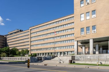 Ottawa, Ontario, Kanada - 7 Ağustos 2020: Ottawa, Ontario 'daki binada Geomatics Canada tabelası görülüyor. Geomatics Canada, Kanada 'nın coğrafi bilgi ve yenilikler için temel ajansı.