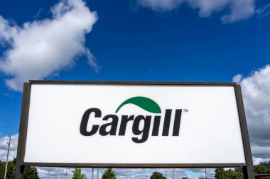 Londra, Ontario, Kanada - 30 Ağustos 2020: Cargill tabelasını kapatın. ABD merkezli Cargill, dünyanın en iyi tarım ürünleri üreticisi ve dağıtımcılarından biri..