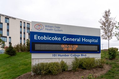 Etobikola, ON, Kanada - 11 Ekim 2020: Etobicoke General Hospital tabelası Kanada 'nın Ontario şehrinde görüldü. Etobikola Genel Hastanesi bir devlet hastanesidir..