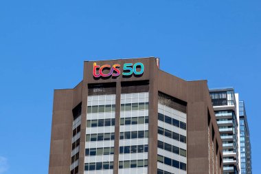 Toronto, Kanada - 16 Mayıs 2020: Toronto, Kanada 'daki binada 50 Tcs tabelası görüldü. Tata Danışmanlık Şirketi (İngilizce: Tata Consultancy Limited (TCS)) Hint bilgi teknolojisi (IT) hizmetleri ve danışmanlık şirketidir.
