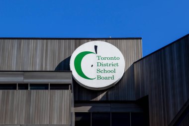 Toronto, Kanada - 16 Mayıs 2020: Toronto Bölge Okul Yönetim Kurulu (TDSB) Toronto 'daki genel merkez binasının logosu. TDSB, Toronto 'nun İngilizce-laik okul yönetim kuruludur..