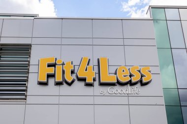 Londra, Ontario, Kanada - 30 Ağustos 2020: Duvarda Fit4less tabelası. Fit4less Goodlife tarafından Kanada 'nın İndirimli Fitness Spor Salonu.