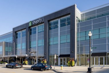 Waterloo, On, Kanada - 17 Ekim 2020: Shopify ofis binası 17 Ekim 2020 tarihinde Waterloo, On, Kanada 'da gösterilmektedir. Shopify Inc. Kanadalı çok uluslu bir e-ticaret şirketidir..