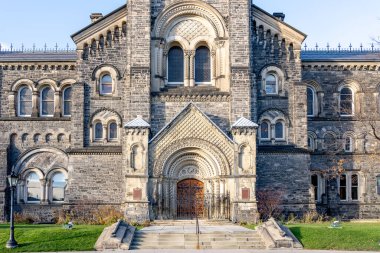 Toronto, Kanada - 28 Kasım 2020: Toronto 'daki T St. George Üniversitesi Kampüsü Üniversite Binası. 1853 yılında kurulan Üniversite Kolej Binası, Ulusal Tarih Bölgesi olarak belirlendi.