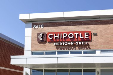 Markham, Ontario, Kanada - 20 Mayıs 2020: Markham 'daki Chipotle Meksika Lokantası tabelası..