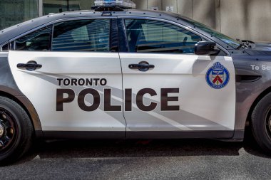 Toronto, Kanada - 16 Mayıs 2020: Toronto Polisi araba yan görüntüsü. Toronto Polis Teşkilatı Kanada 'daki en büyük yerel polis teşkilatıdır..