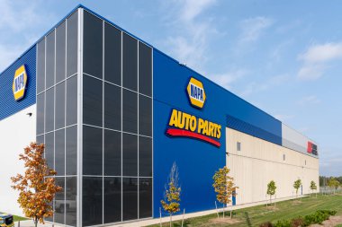 Cambridge, On, Kanada - 27 Eylül 2020: NAPA Auto Parts tabelası 27 Eylül 2020 tarihinde Kanada 'nın Cambridge kentinde görülmüştür. NAPA Auto bir Amerikan perakendecisi kooperatifi..
