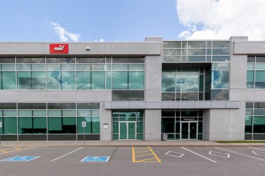 Etobicoke, Toronto, Kanada - 6 Haziran 2020: Etobicoke, Toronto, Kanada 'daki Puma Canada ofisi. Puma SE, Almanya 'nın atletizm ve günlük ayakkabı, giysi ve aksesuar firması..