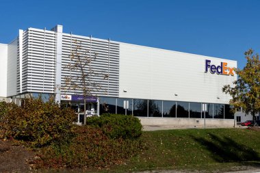 Cambridge, On, Kanada - 17 Ekim 2020: FedEx Dünya Hizmet Merkezi binası Cambridge, Ontario, Kanada 'da görüldü. FedEx Corporation bir Amerikan dağıtım şirketi..