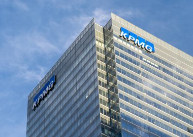 Ofis binasındaki KPMG tabelası Toronto Kanada 'da 13 Ekim 2020 tarihinde gösterilmiştir. KPMG International Cooperative profesyonel bir hizmet ağıdır ve Büyük Dört muhasebe firmasından biridir..