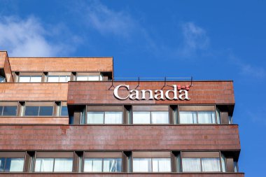 Toronto, Kanada - 16 Mayıs 2020: Toronto 'daki Kanada Hükümeti İşareti; Joseph Sheppard Federal Binası olarak bilinen Kanada' nın Kuzey York, Toronto 'da bulunan bir devlet dairesi..