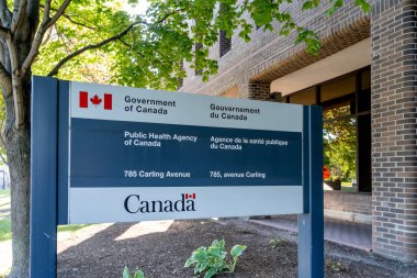 Ottawa, Ontario, Kanada - 7 Ağustos 2020: Kanada Halk Sağlığı Ajansı 'nın yer aldığı Kanada' nın Ottawa, Ontario kentindeki 785 Carling Bulvarı 'nda Kanada hükümeti binasının dışında bir rehber yazısı görüldü..