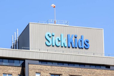 Toronto, Kanada - 16 Mayıs 2020: Toronto 'daki hastane binasına hasta çocuklar için imza; Hasta Çocuklar Hastanesi dünyanın en büyük ikinci pediatrik araştırma hastanesidir.. 