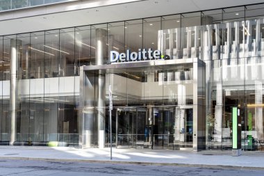 13 Ekim 2020 'de Toronto' daki ulusal merkez binalarının Deloitte tabelasını kapat. Deloitte Touche Tohmatsu Limited, İngiliz profesyonel servis ağı..