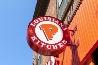 Toronto, Kanada - 16 Mayıs 2020: Toronto 'daki binaya asılı Popeyes Louisiana Kitchen tabelasının yakın çekimi. Popeyes, çok uluslu kızarmış tavuk fast food restoranları zinciri.