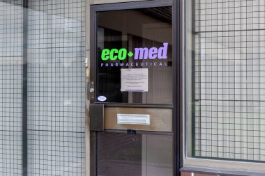 Etobicoke, Toronto, Kanada - 6 Haziran 2020: Etobicoke, Toronto 'daki Eco-Med Eczacılık Şirketi' nin kapısında Eco-Med tabelası.