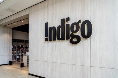 Richmond Hill, On, Kanada - 16 Eylül 2020: Richmond Hill, Kanada 'da Indigo Kitabevi tabelası. Indigo Kanada 'nın en büyük kitap, hediye ve özel oyuncak perakendecisi..
