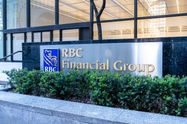 RBC Finans Grubu tabelası 13 Ekim 2020 'de Toronto, Kanada' daki ofislerinin önünde görülmektedir. Kanada Kraliyet Bankası, Kanada 'nın çok uluslu finans hizmetleri şirketidir. 