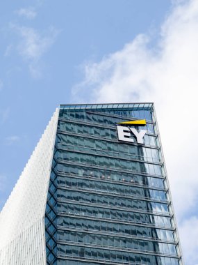 Toronto, Kanada - 16 Mayıs 2020: Toronto şehir merkezindeki EY Tower 'da EY' nin imza ve logosu. Ernst & Young, merkezi İngiltere 'de bulunan çok uluslu bir muhasebe şirketidir..