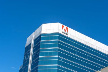 Ottawa, Ontario, Kanada - 7 Ağustos 2020: Kanada 'nın Adobe Sistemleri ofisinde Adobe imzası. Adobe Inc, ABD 'li çok uluslu bilgisayar yazılım şirketidir..